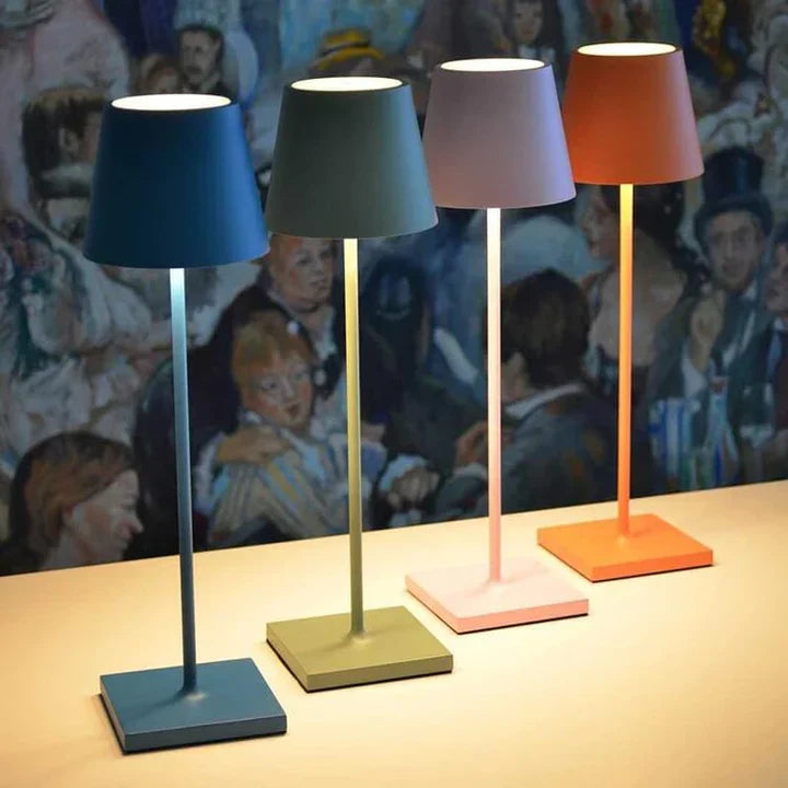 "Elegant trådlös bordslampa i aluminium med USB-laddning, dimbar design, perfekt för inomhus- och utomhusmiljöer."