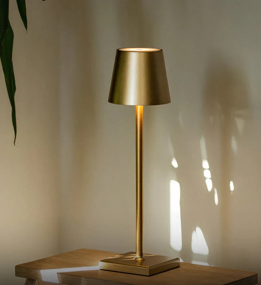 "Elegant trådlös bordslampa i aluminium med USB-laddning, dimbar design, perfekt för inomhus- och utomhusmiljöer."