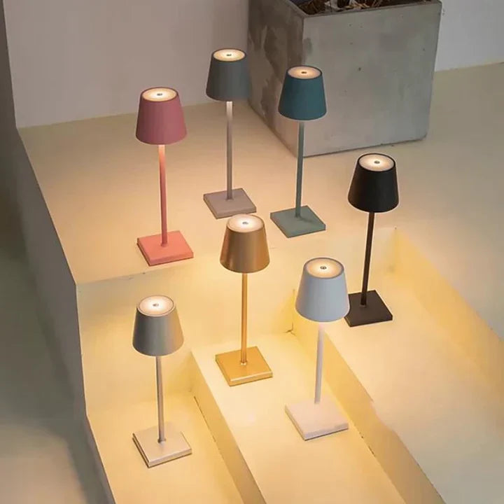 "Elegant trådlös bordslampa i aluminium med USB-laddning, dimbar design, perfekt för inomhus- och utomhusmiljöer."