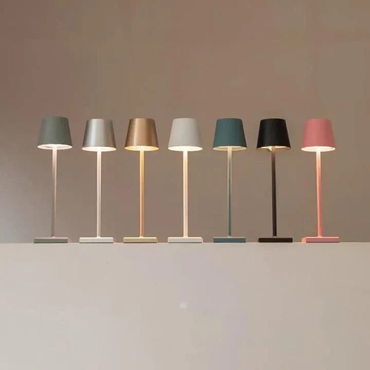 "Elegant trådlös bordslampa i aluminium med USB-laddning, dimbar design, perfekt för inomhus- och utomhusmiljöer."