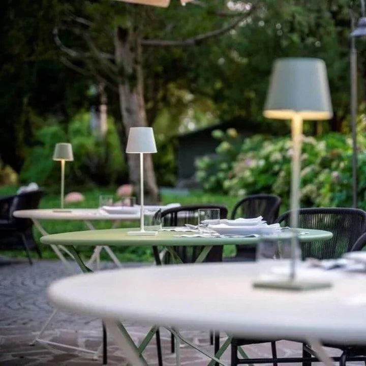 "Elegant trådlös bordslampa i aluminium med USB-laddning, dimbar design, perfekt för inomhus- och utomhusmiljöer."