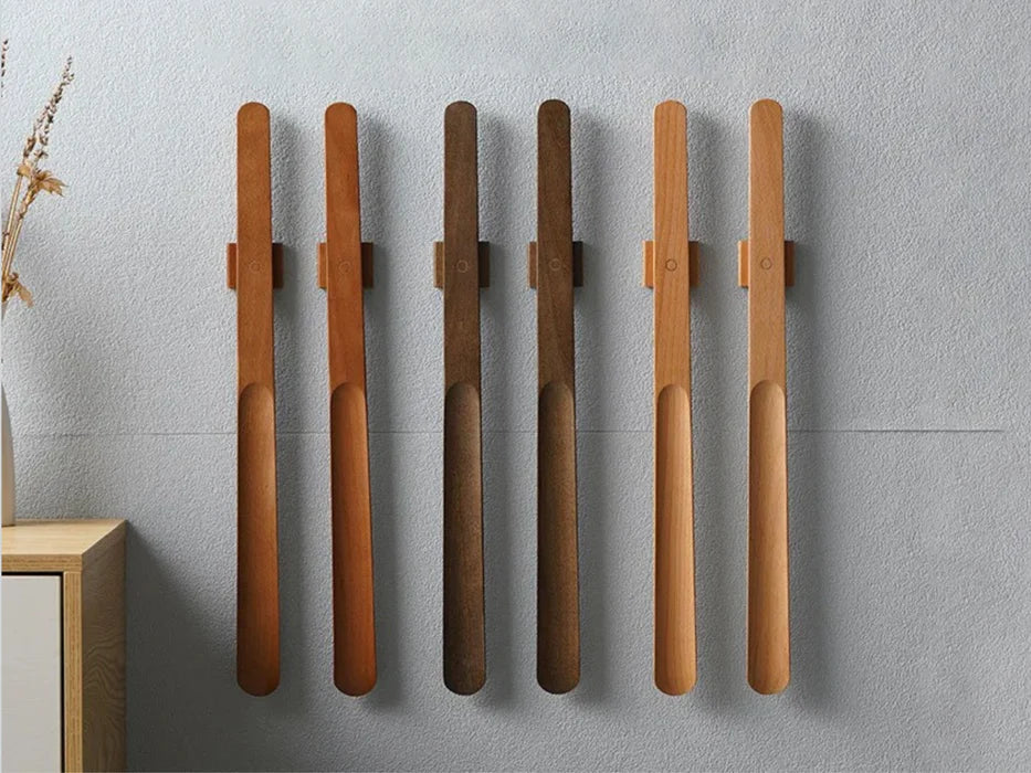 "Elegant träskohorn med magnetiskt väggfäste, harmonisk design, olika träslag, praktisk organisation i hemmet."