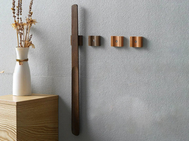 "Elegant träskohorn med magnetiskt väggfäste, harmonisk design, olika träslag, praktisk organisation i hemmet."