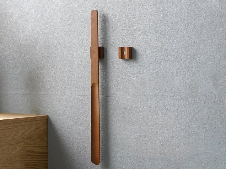 "Elegant träskohorn med magnetiskt väggfäste, harmonisk design, olika träslag, praktisk organisation i hemmet."