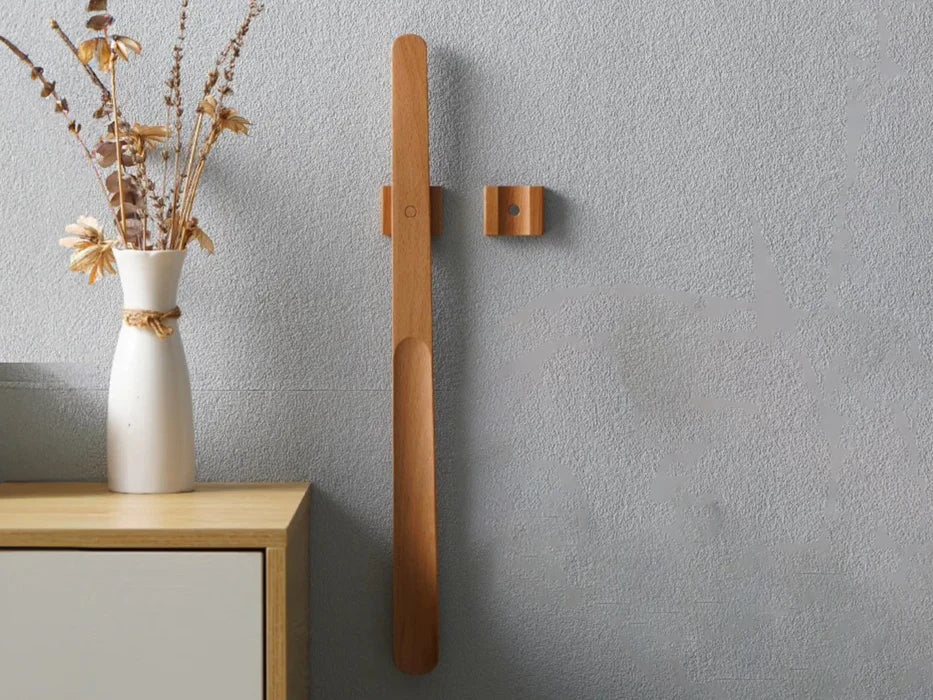 "Elegant träskohorn med magnetiskt väggfäste, harmonisk design, olika träslag, praktisk organisation i hemmet."