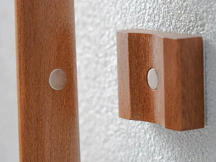 "Elegant träskohorn med magnetiskt väggfäste, harmonisk design, olika träslag, praktisk organisation i hemmet."