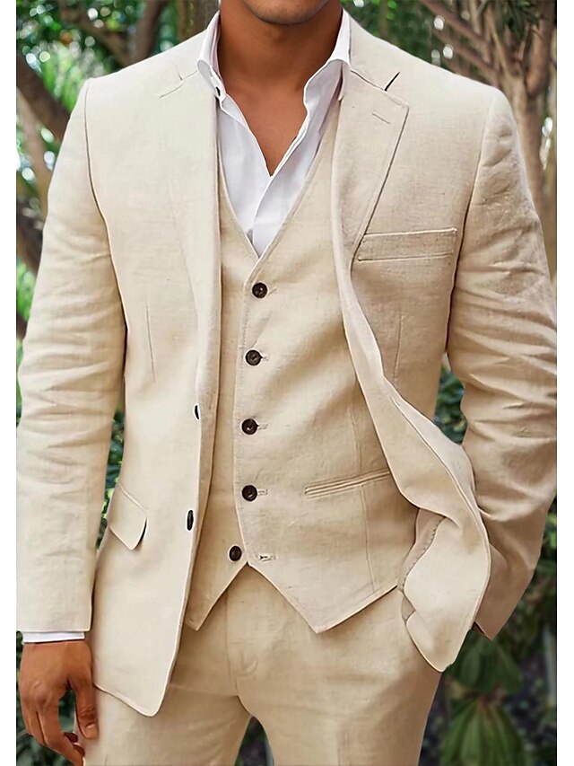 "Elegant tredelat herrlinneset i klassisk stil med blazer, väst och byxor, perfekt för formella tillfällen."