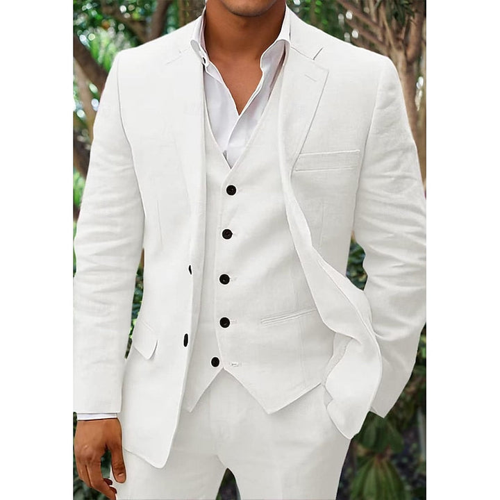 "Elegant tredelat herrlinneset i klassisk stil med blazer, väst och byxor, perfekt för formella tillfällen."