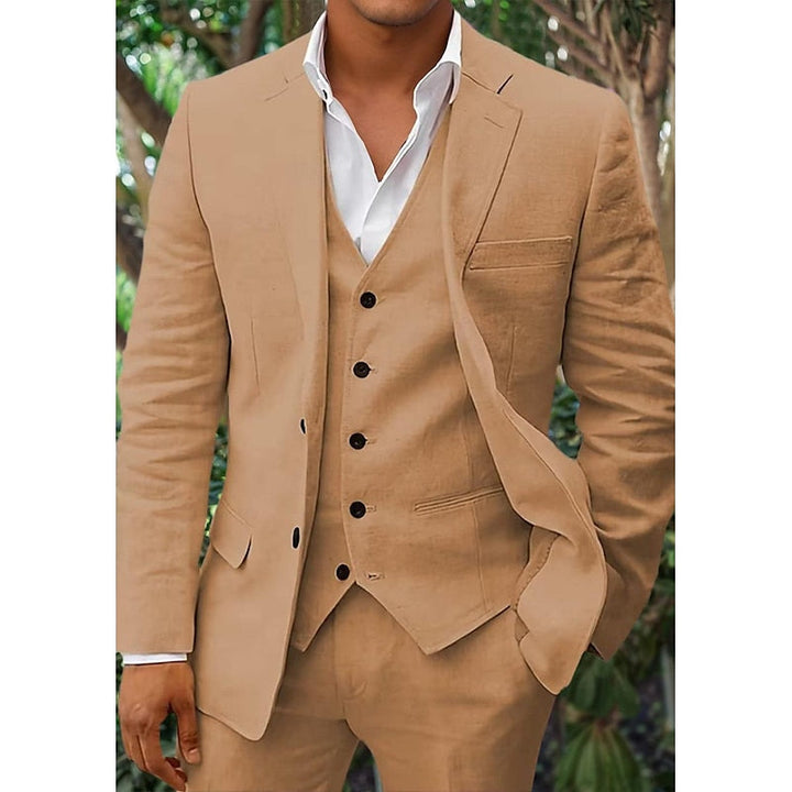 "Elegant tredelat herrlinneset i klassisk stil med blazer, väst och byxor, perfekt för formella tillfällen."