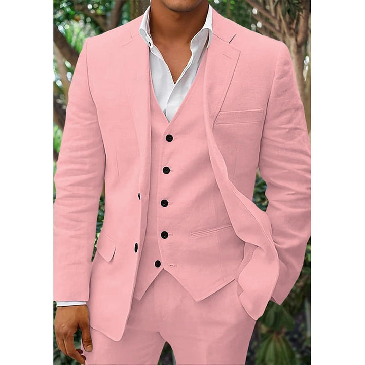 "Elegant tredelat herrlinneset i klassisk stil med blazer, väst och byxor, perfekt för formella tillfällen."
