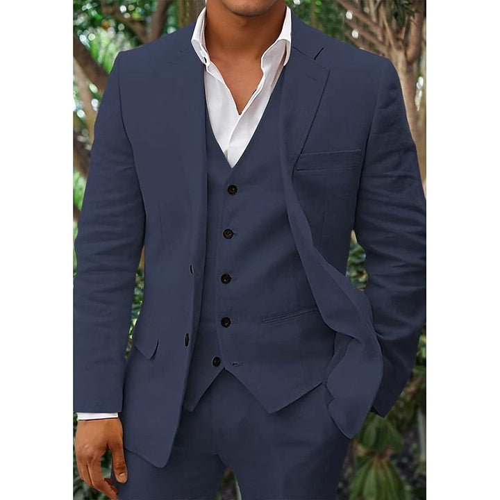 "Elegant tredelat herrlinneset i klassisk stil med blazer, väst och byxor, perfekt för formella tillfällen."