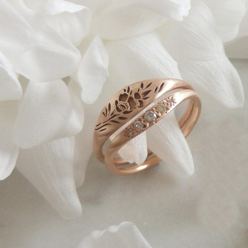 "Elegant unik lavendelring för kvinnor med guld och zirkon, perfekt som romantisk accessoar för speciella tillfällen."