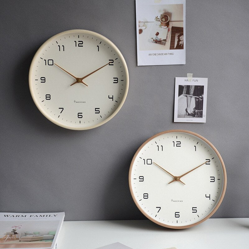 "Elegant väggklocka i trä med skandinavisk design, brun och kräm färger, för modern och minimalistisk inredning"