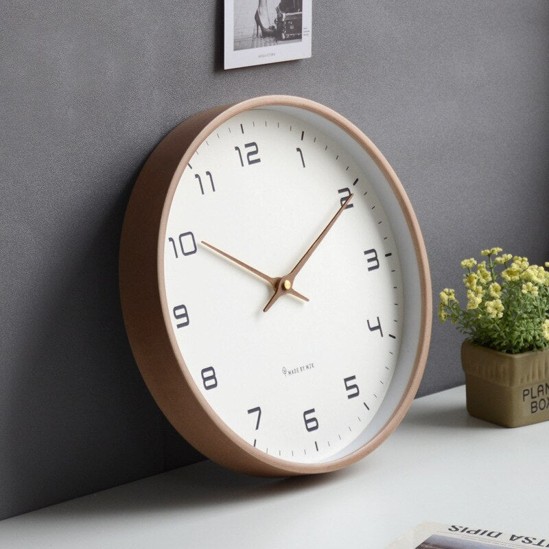 "Elegant väggklocka i trä med skandinavisk design, brun och kräm färger, för modern och minimalistisk inredning"