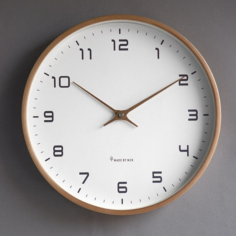 "Elegant väggklocka i trä med skandinavisk design, brun och kräm färger, för modern och minimalistisk inredning"