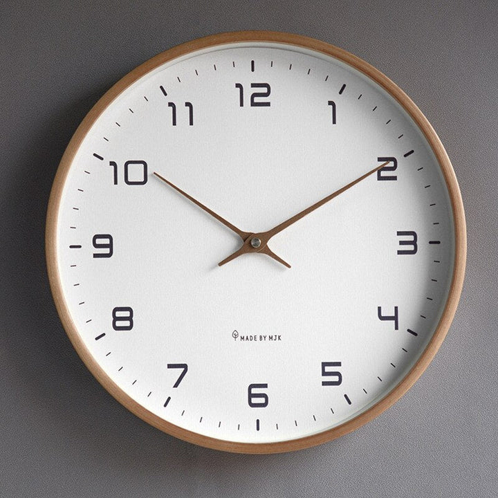 "Elegant väggklocka i trä med skandinavisk design, brun och kräm färger, för modern och minimalistisk inredning"