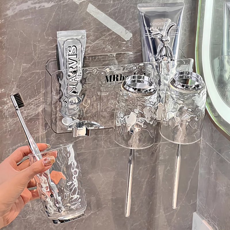 "Elegant väggmonterad tandborsthållare med munsköljkopp i silver/grå, sparar plats och håller badrummet organiserat."