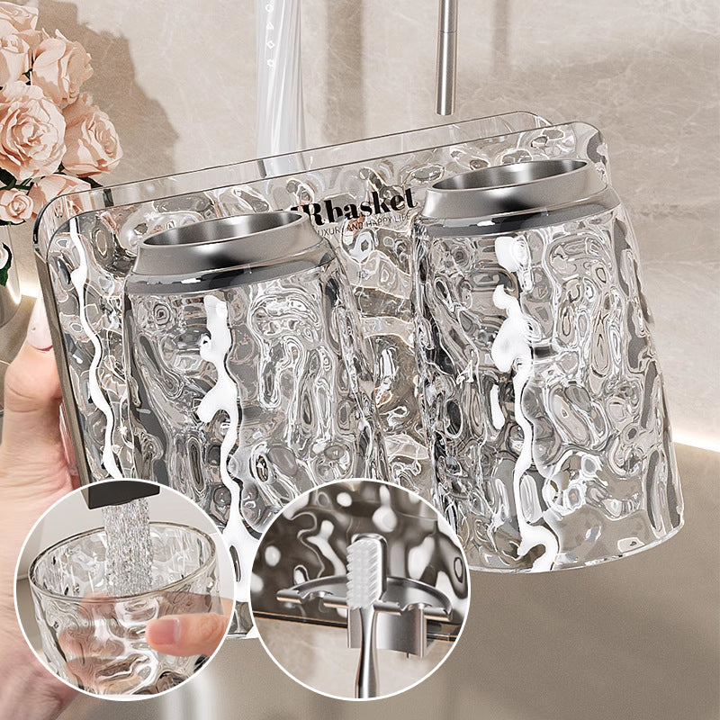 "Elegant väggmonterad tandborsthållare med munsköljkopp i silver/grå, sparar plats och håller badrummet organiserat."