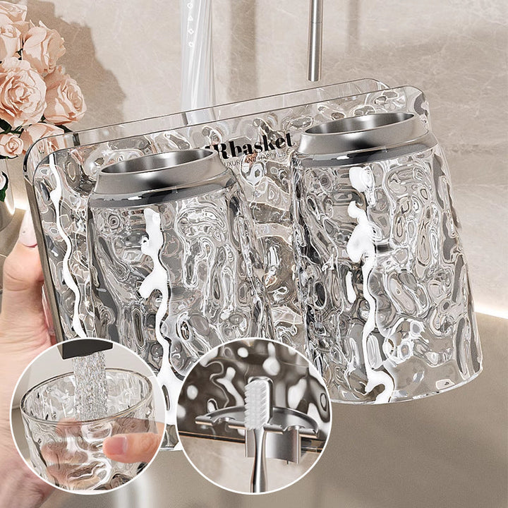 "Elegant väggmonterad tandborsthållare med munsköljkopp i silver/grå, sparar plats och håller badrummet organiserat."