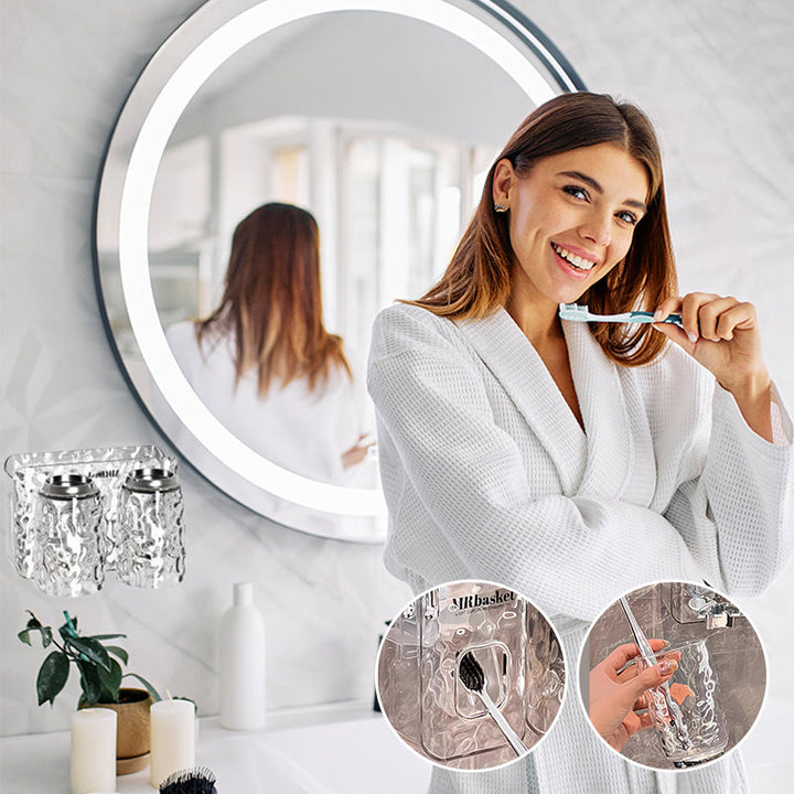 "Elegant väggmonterad tandborsthållare med munsköljkopp i silver/grå, sparar plats och håller badrummet organiserat."