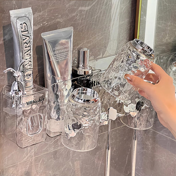 "Elegant väggmonterad tandborsthållare med munsköljkopp i silver/grå, sparar plats och håller badrummet organiserat."