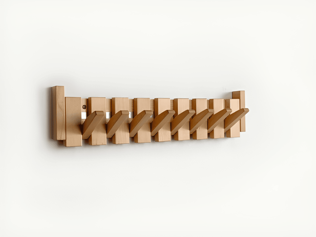 "Elegant väggorganisatör i bokträ och valnöt med magnetiska krokar och pianotangentdesign. Optimera och stilrent för hemmet."