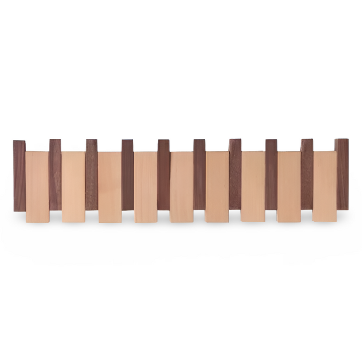 "Elegant väggorganisatör i bokträ och valnöt med magnetiska krokar och pianotangentdesign. Optimera och stilrent för hemmet."