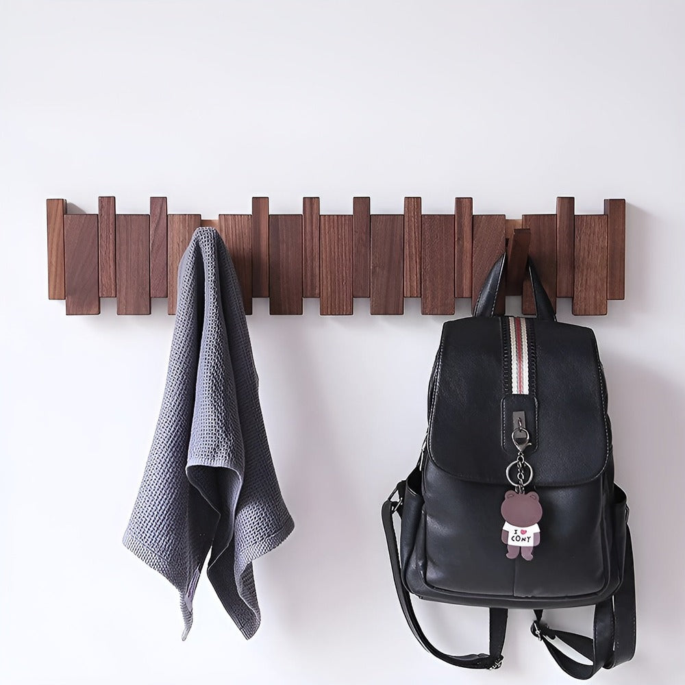 "Elegant väggorganisatör i bokträ och valnöt med magnetiska krokar och pianotangentdesign. Optimera och stilrent för hemmet."