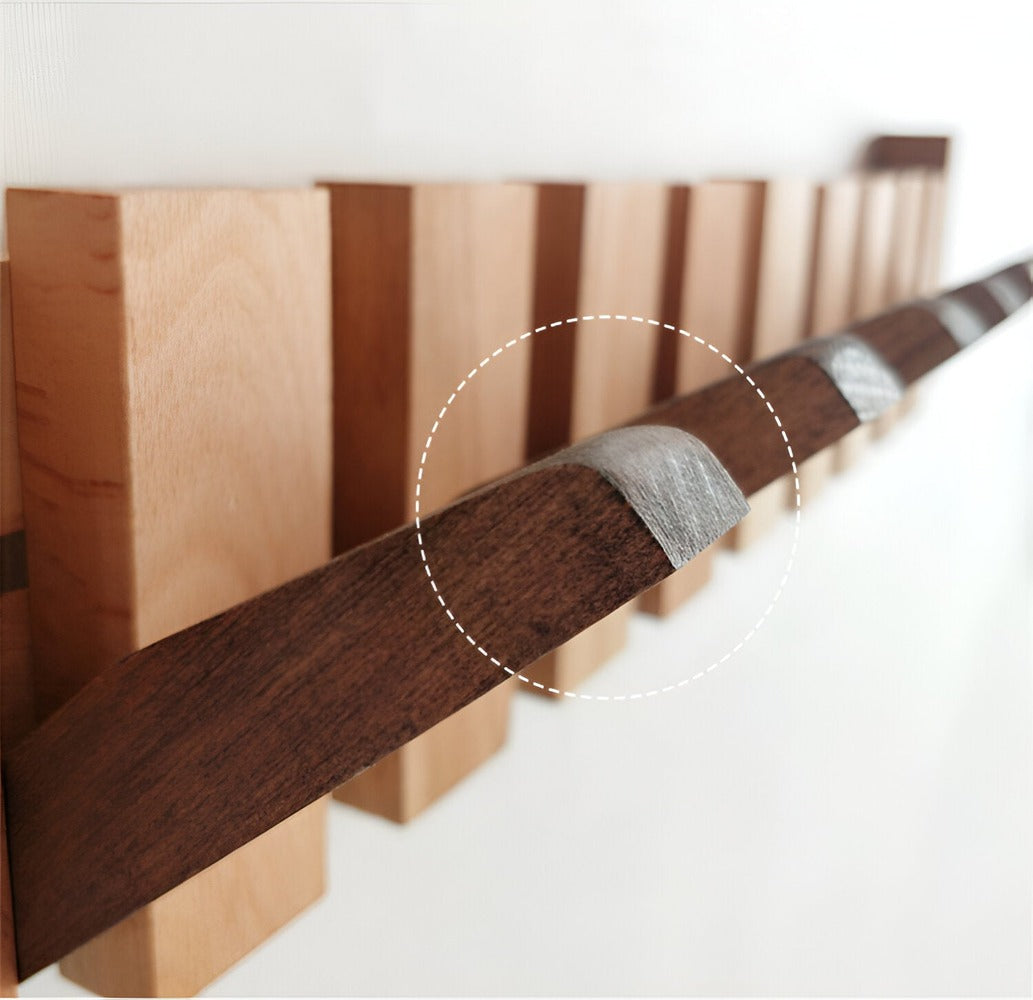 "Elegant väggorganisatör i bokträ och valnöt med magnetiska krokar och pianotangentdesign. Optimera och stilrent för hemmet."