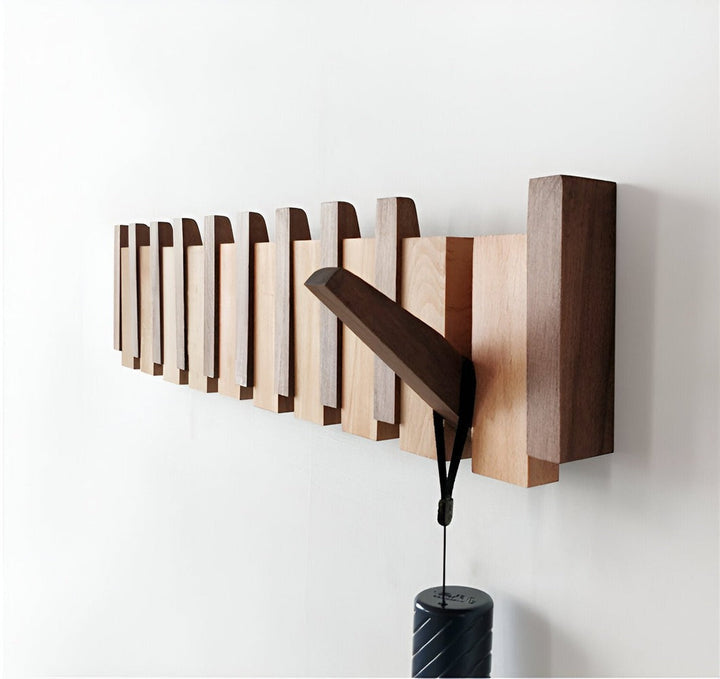 "Elegant väggorganisatör i bokträ och valnöt med magnetiska krokar och pianotangentdesign. Optimera och stilrent för hemmet."