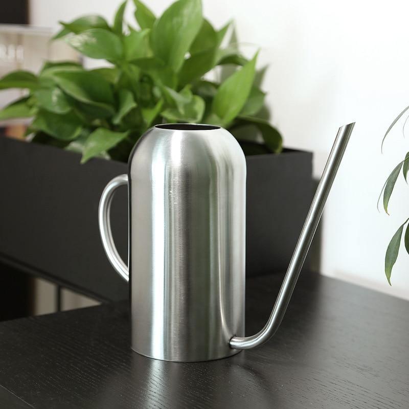 "Elegant vattenkanna i rostfritt stål, 1,5L med ergonomiskt handtag, stilfull design för inomhus och utomhus växtvård."
