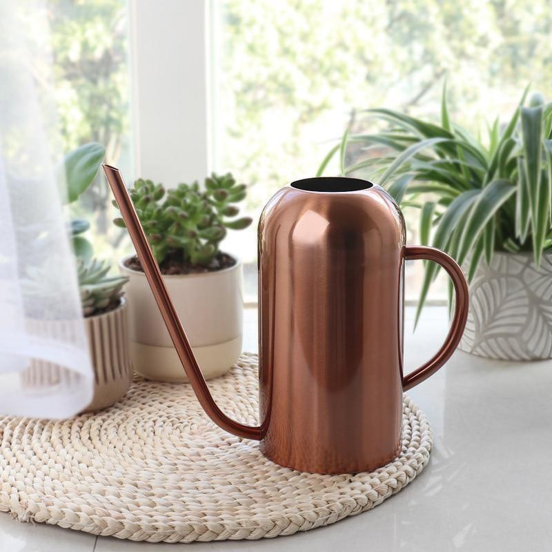 "Elegant vattenkanna i rostfritt stål, 1,5L med ergonomiskt handtag, stilfull design för inomhus och utomhus växtvård."