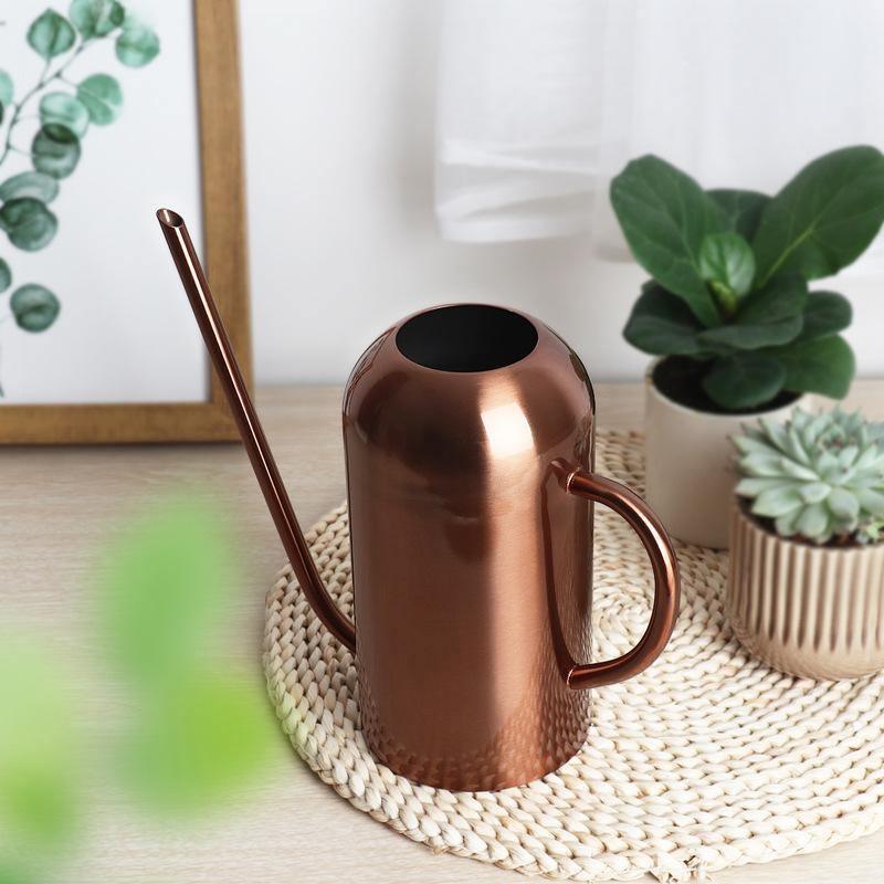 "Elegant vattenkanna i rostfritt stål, 1,5L med ergonomiskt handtag, stilfull design för inomhus och utomhus växtvård."