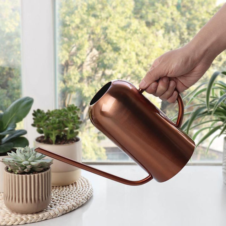 "Elegant vattenkanna i rostfritt stål, 1,5L med ergonomiskt handtag, stilfull design för inomhus och utomhus växtvård."