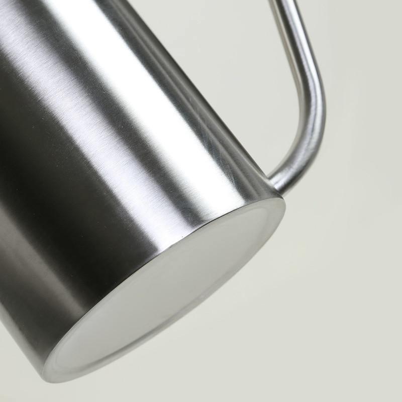 "Elegant vattenkanna i rostfritt stål, 1,5L med ergonomiskt handtag, stilfull design för inomhus och utomhus växtvård."