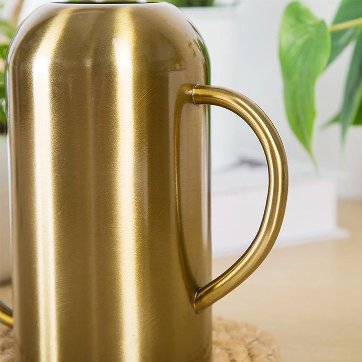 "Elegant vattenkanna i rostfritt stål, 1,5L med ergonomiskt handtag, stilfull design för inomhus och utomhus växtvård."