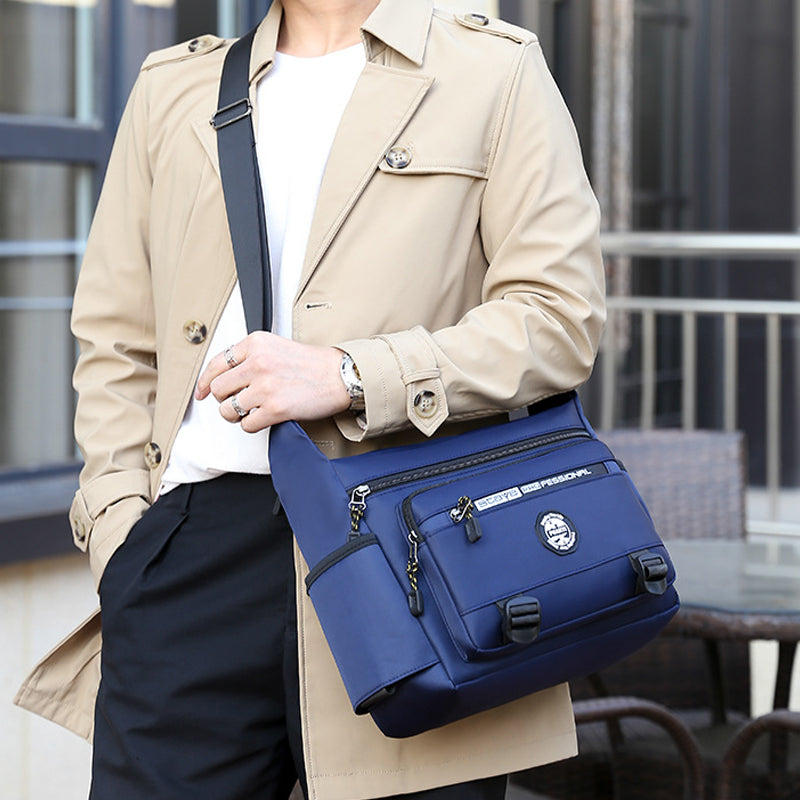 "Elegant, vattentät axelväska för män i slitstark oxfordduk, med flera fickor, perfekt för dagligt bruk och resor."