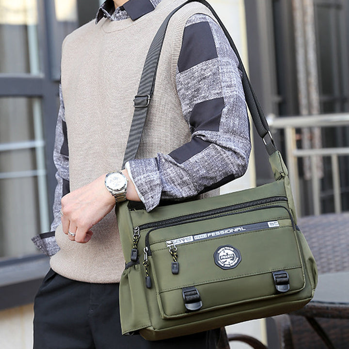 "Elegant, vattentät axelväska för män i slitstark oxfordduk, med flera fickor, perfekt för dagligt bruk och resor."