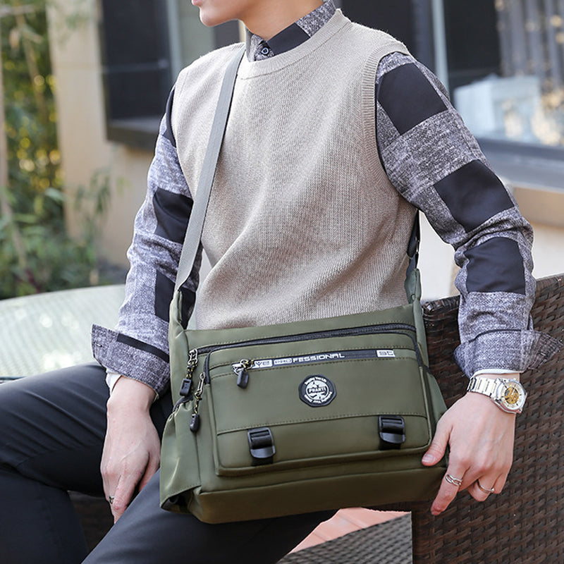"Elegant, vattentät axelväska för män i slitstark oxfordduk, med flera fickor, perfekt för dagligt bruk och resor."