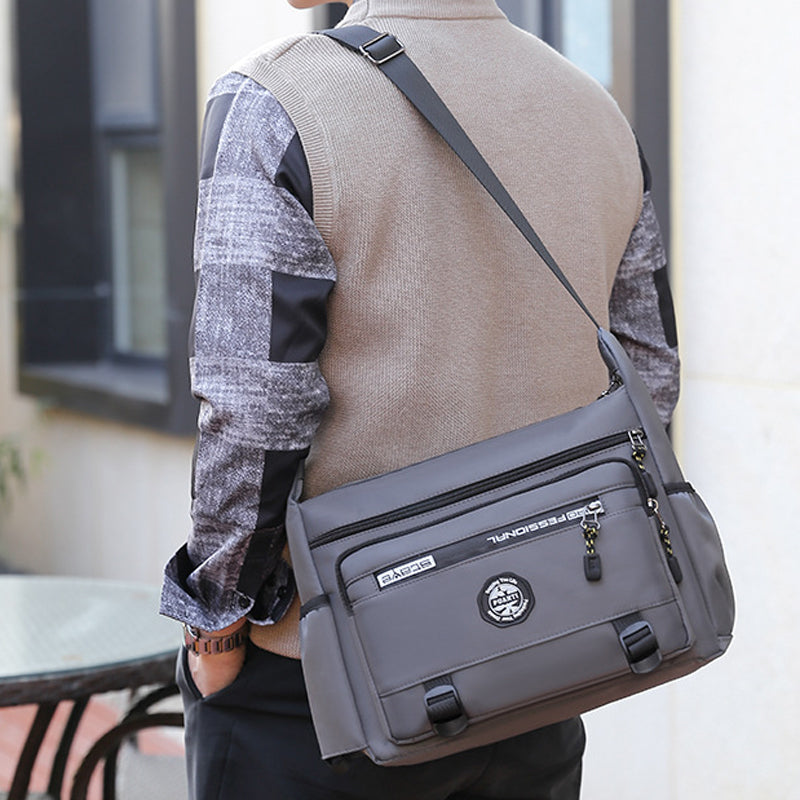 "Elegant, vattentät axelväska för män i slitstark oxfordduk, med flera fickor, perfekt för dagligt bruk och resor."