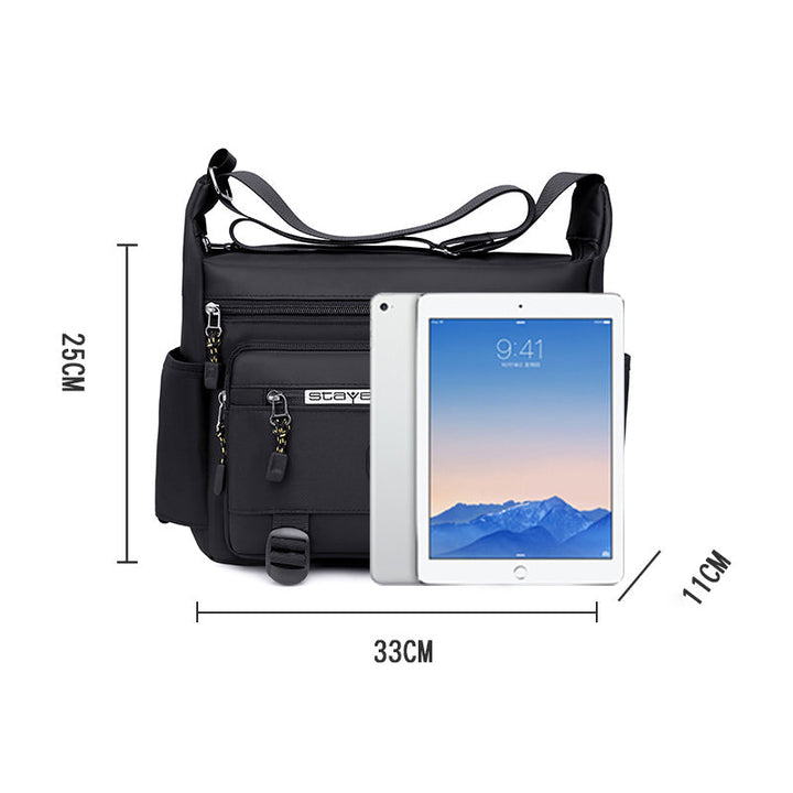 "Elegant, vattentät axelväska för män i slitstark oxfordduk, med flera fickor, perfekt för dagligt bruk och resor."