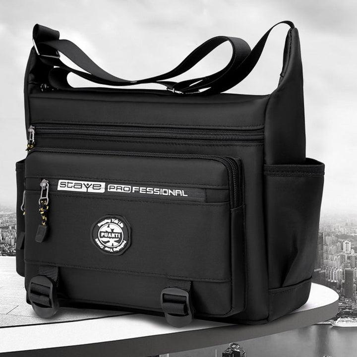 "Elegant, vattentät axelväska för män i slitstark oxfordduk, med flera fickor, perfekt för dagligt bruk och resor."