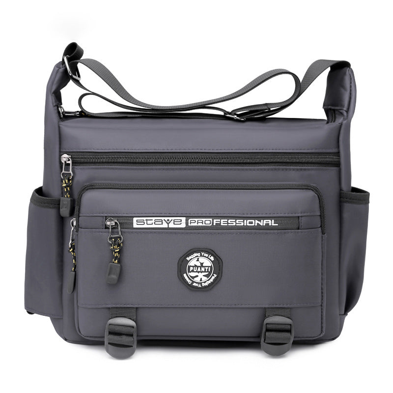 "Elegant, vattentät axelväska för män i slitstark oxfordduk, med flera fickor, perfekt för dagligt bruk och resor."