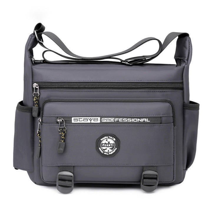 "Elegant, vattentät axelväska för män i slitstark oxfordduk, med flera fickor, perfekt för dagligt bruk och resor."