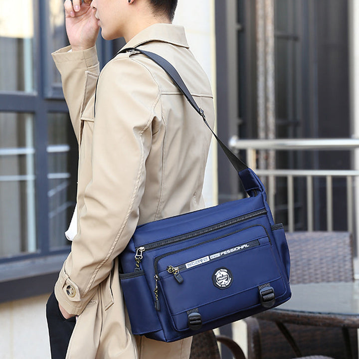 "Elegant, vattentät axelväska för män i slitstark oxfordduk, med flera fickor, perfekt för dagligt bruk och resor."