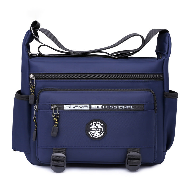 "Elegant, vattentät axelväska för män i slitstark oxfordduk, med flera fickor, perfekt för dagligt bruk och resor."