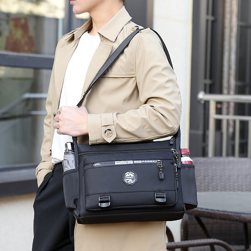 "Elegant, vattentät axelväska för män i slitstark oxfordduk, med flera fickor, perfekt för dagligt bruk och resor."