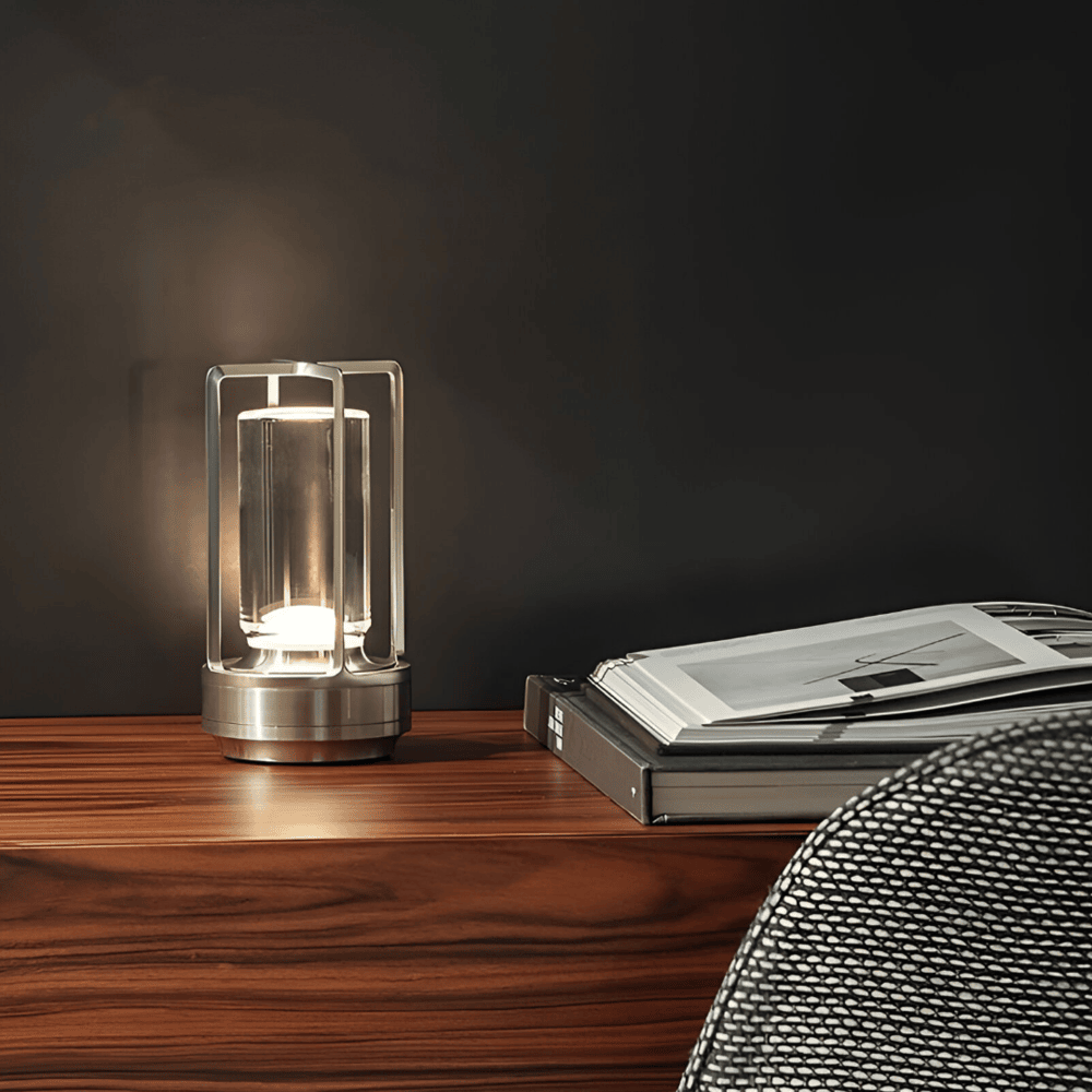 "Elegant vattentät bordslampa i metall med modern design, bärbar och dimbar, idealisk för inomhus- och utomhusbruk."