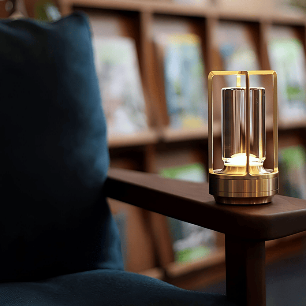 "Elegant vattentät bordslampa i metall med modern design, bärbar och dimbar, idealisk för inomhus- och utomhusbruk."