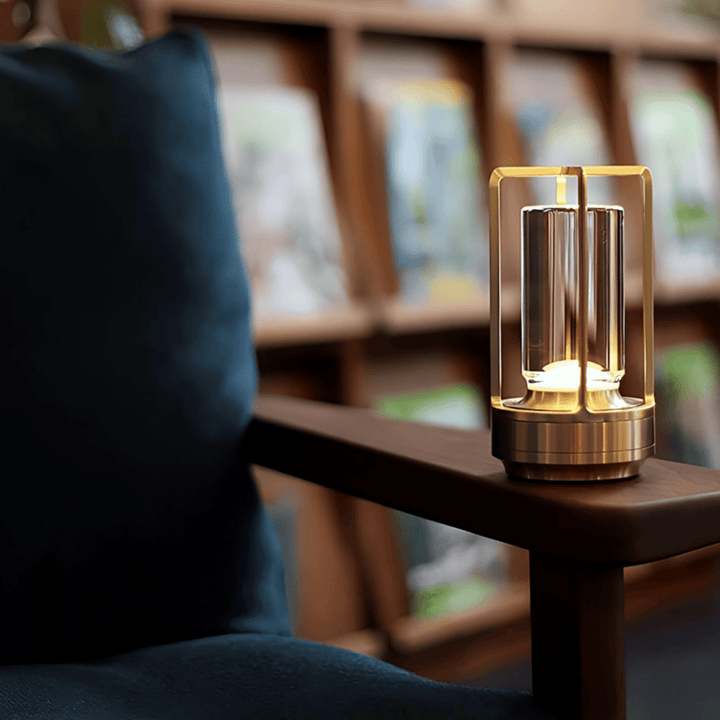 "Elegant vattentät bordslampa i metall med modern design, bärbar och dimbar, idealisk för inomhus- och utomhusbruk."